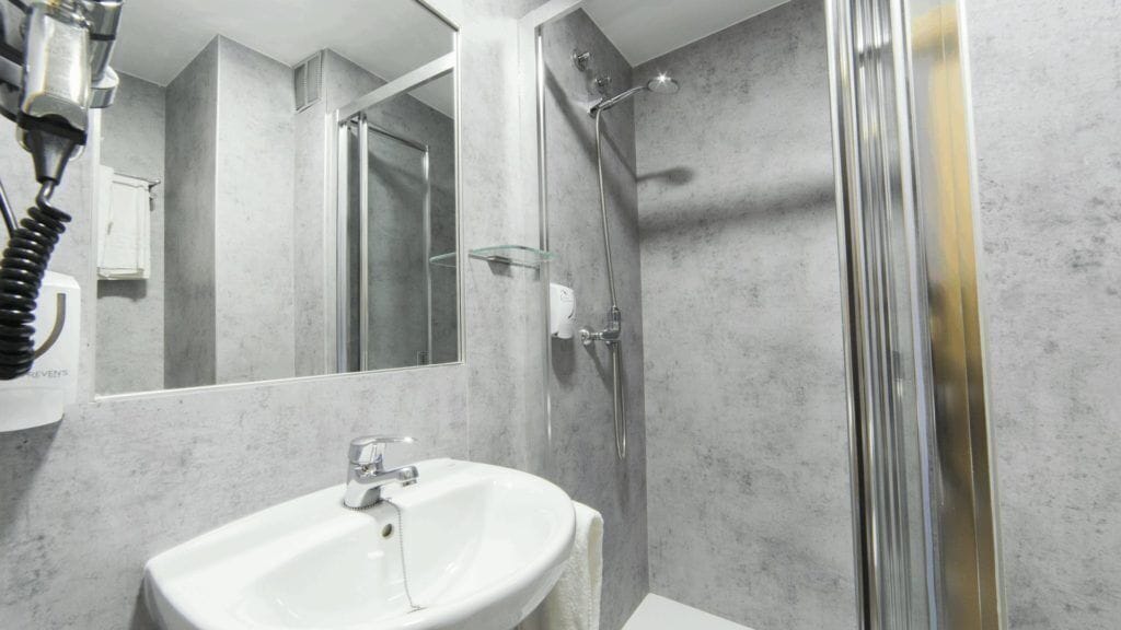 triple room | bathroom | hair dryer, bidet, towels