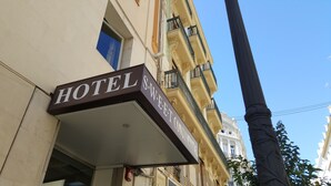 Ein Hotelschild mit der Aufschrift 'HOTEL' und 'SWEET CONVENTAL'.
