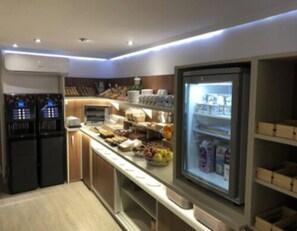 Se ofrece un desayuno continental (8 EUR por persona)