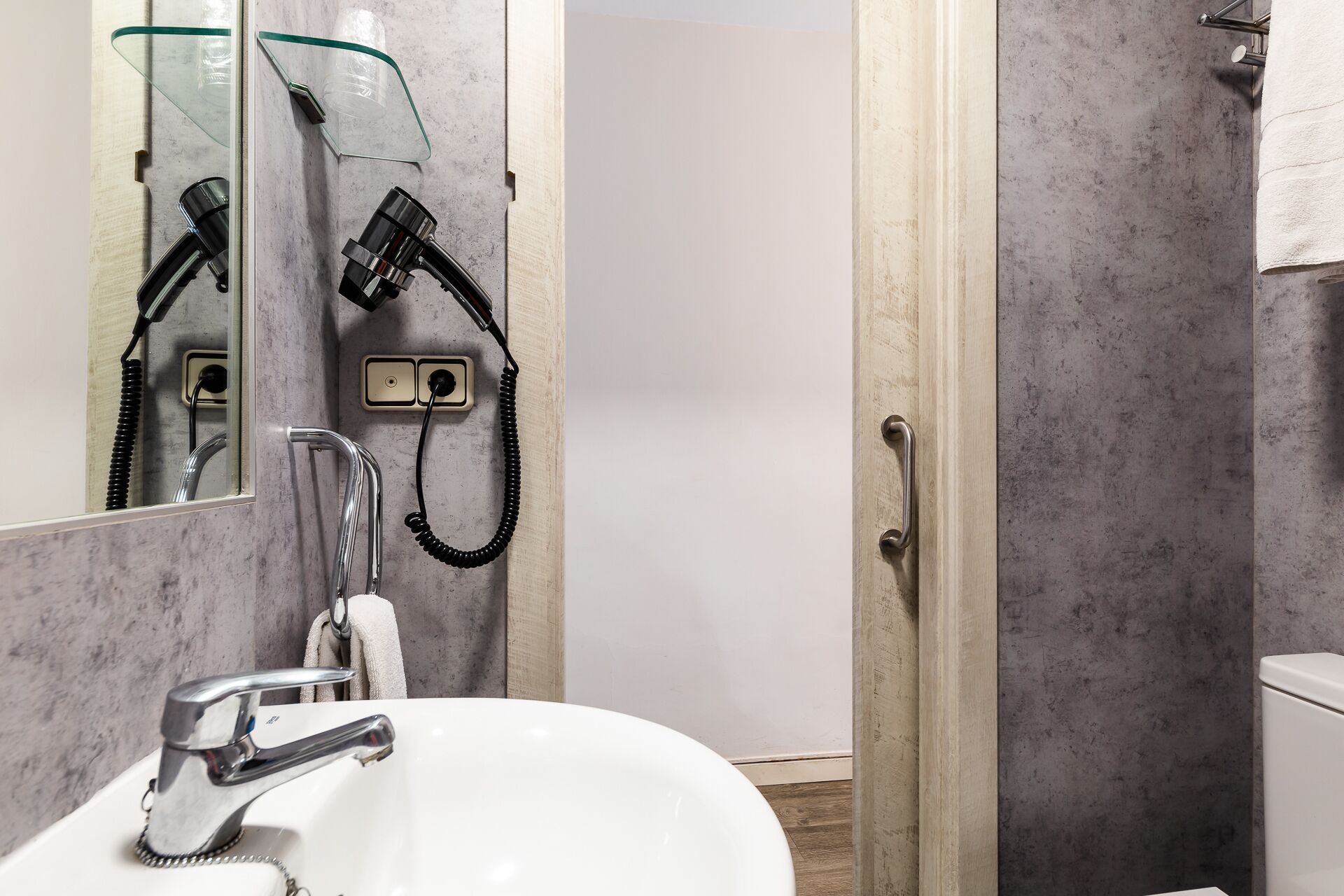 single room | bathroom | hair dryer, bidet, towels