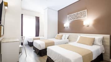 Escritorio, cortinas blackout, wifi gratis y ropa de cama
