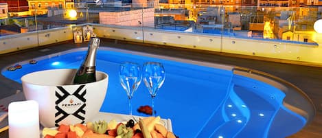 Seasonal outdoor pool, open 9:30 AM to 7:30 PM, pool loungers