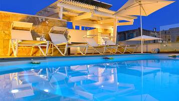 Seasonal outdoor pool, open 9:30 AM to 7:30 PM, pool loungers