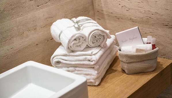 Shower, rainfall showerhead, free toiletries, hair dryer