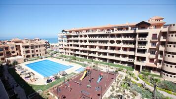 季节性开放的室外游泳池