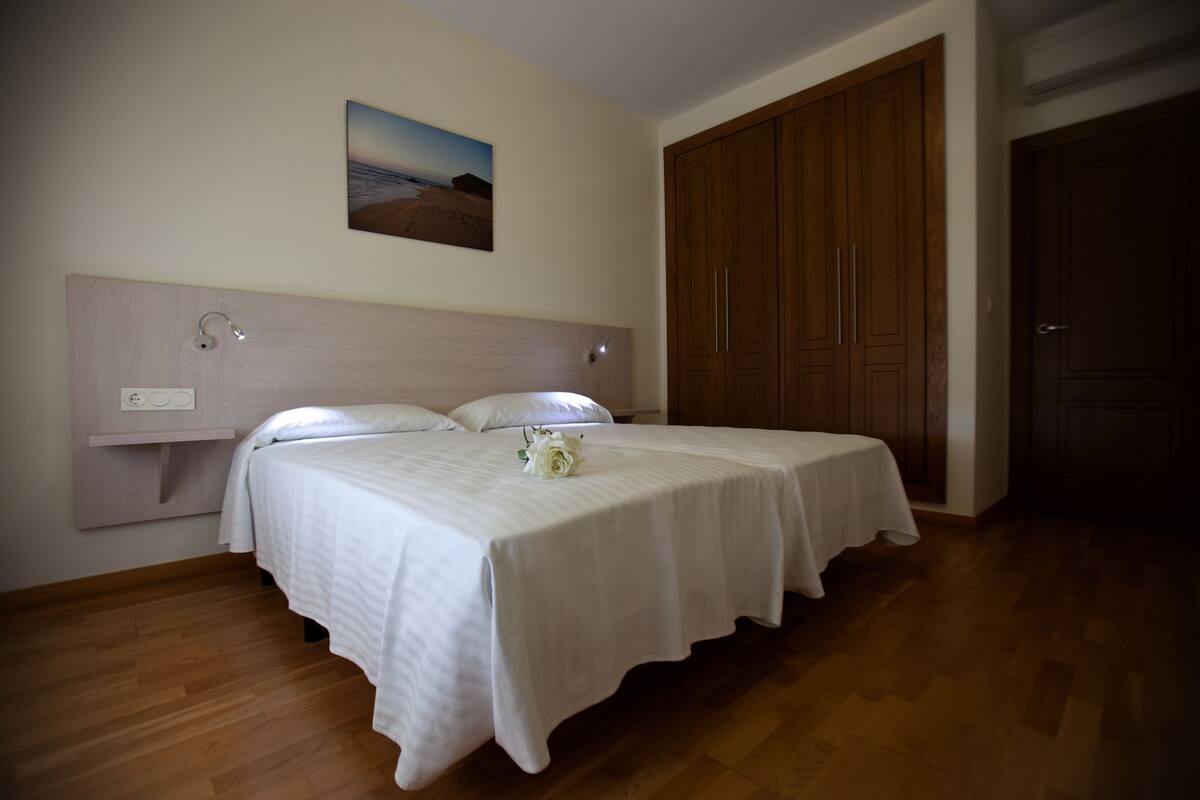 Apartament, 2 dormitoris, terrassa | Roba de llit d'alta qualitat, caixa forta a l'habitació i escriptori 