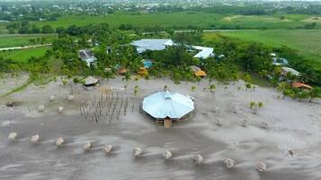 Private beach, white sand, sun-loungers, beach towels
