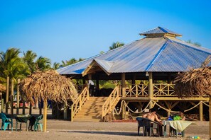 Se sirven desayunos, comidas y cenas con vista a la playa 