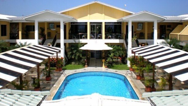 Outdoor pool, sun loungers - Hotel Costa Azul County Beach (Puerto Cortés)