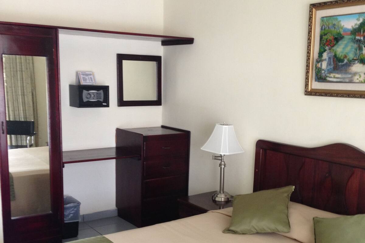 Select Comfort-bedden, een kluis op de kamer, een bureau