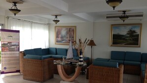 Lobby sitting area - Hotel Costa Azul County Beach (Puerto Cortés)