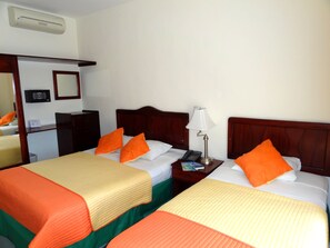 สแตนดาร์ดดูเพล็กซ์, หลายเตียง | เตียง Select Comfort, ตู้นิรภัยในห้องพัก, โต๊ะทำงาน, ผ้าม่านกันแสง