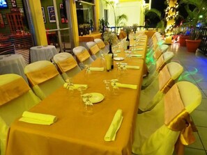 Breakfast, lunch, dinner served; international cuisine 