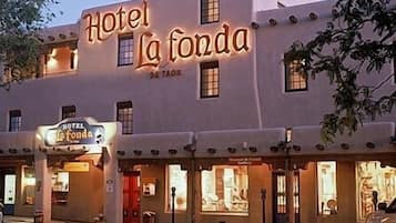 Fachada del alojamiento - Noche