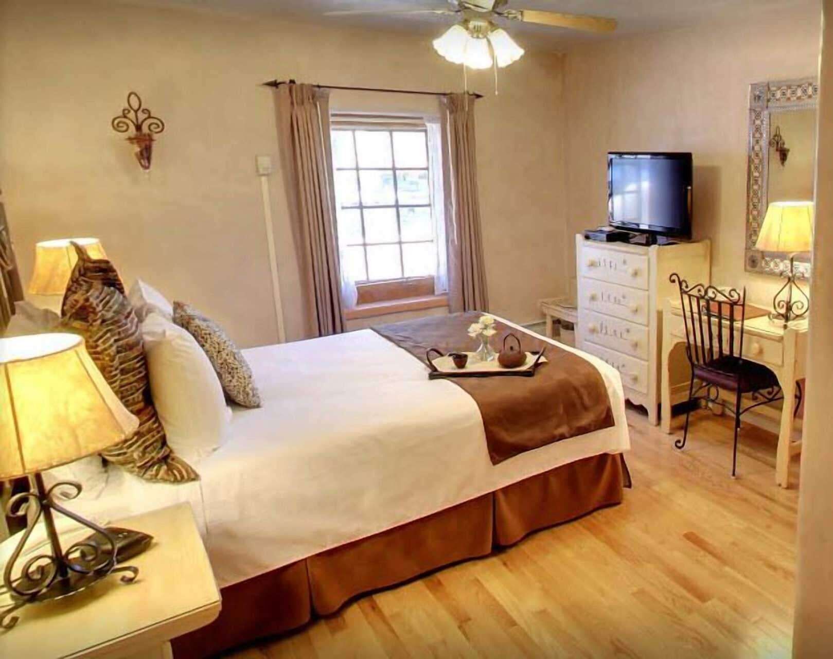 Pillowtop-patjalliset sängyt, pimennysverhot, silitysrauta/-lauta