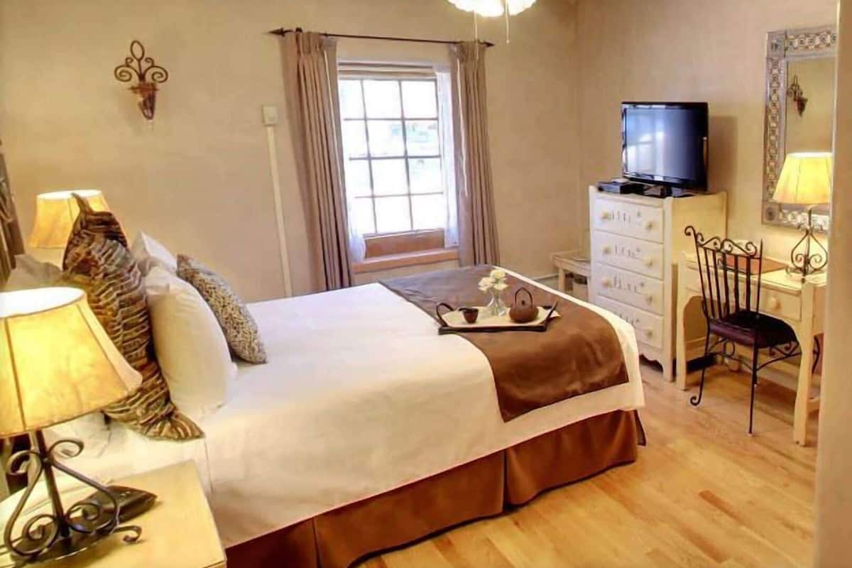 Pillowtop-patjalliset sängyt, pimennysverhot, silitysrauta/-lauta