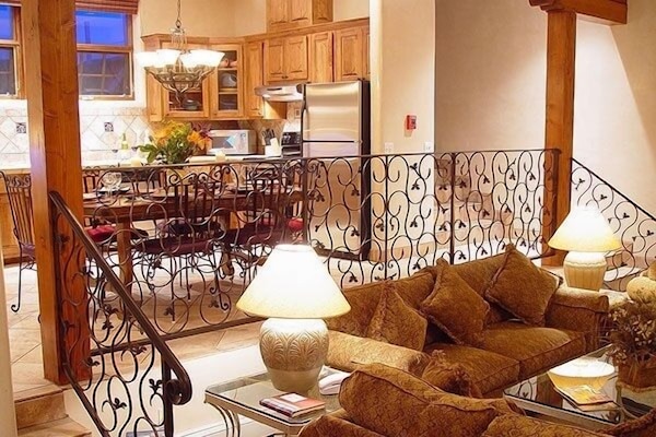 Deluxe Penthouse, 1 Bedroom, Non Smoking | Ruang tamu | TV LCD