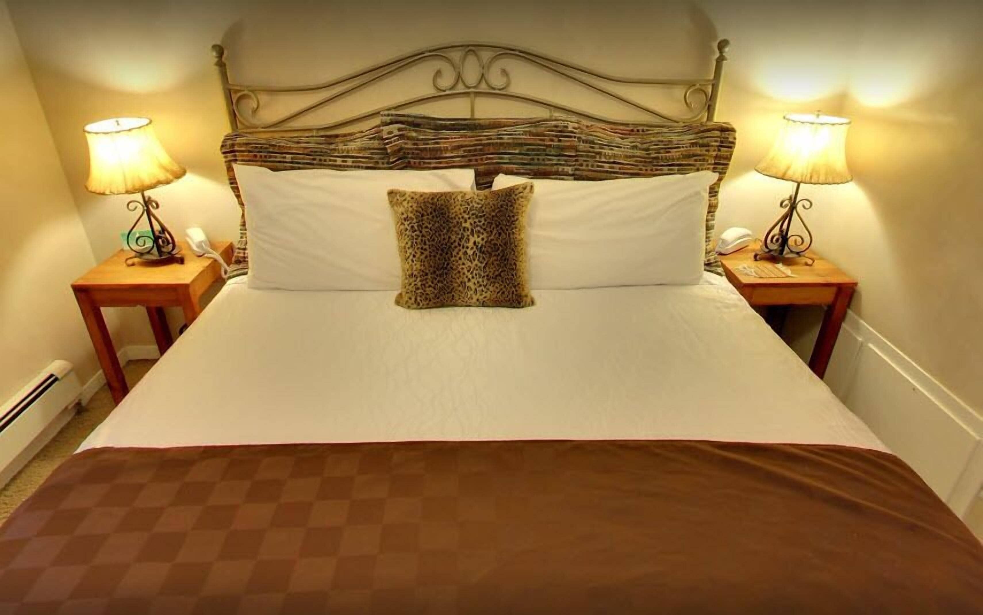 Pillowtop-patjalliset sängyt, pimennysverhot, silitysrauta/-lauta