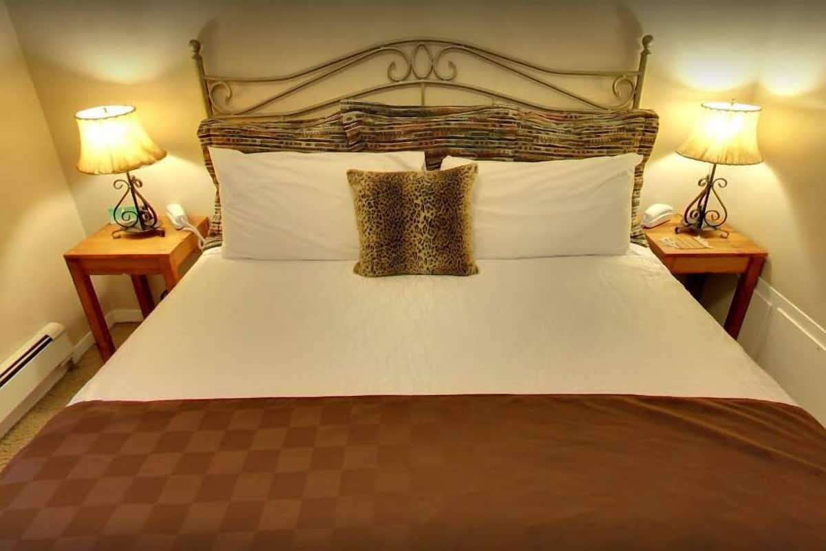 Pillowtop-patjalliset sängyt, pimennysverhot, silitysrauta/-lauta