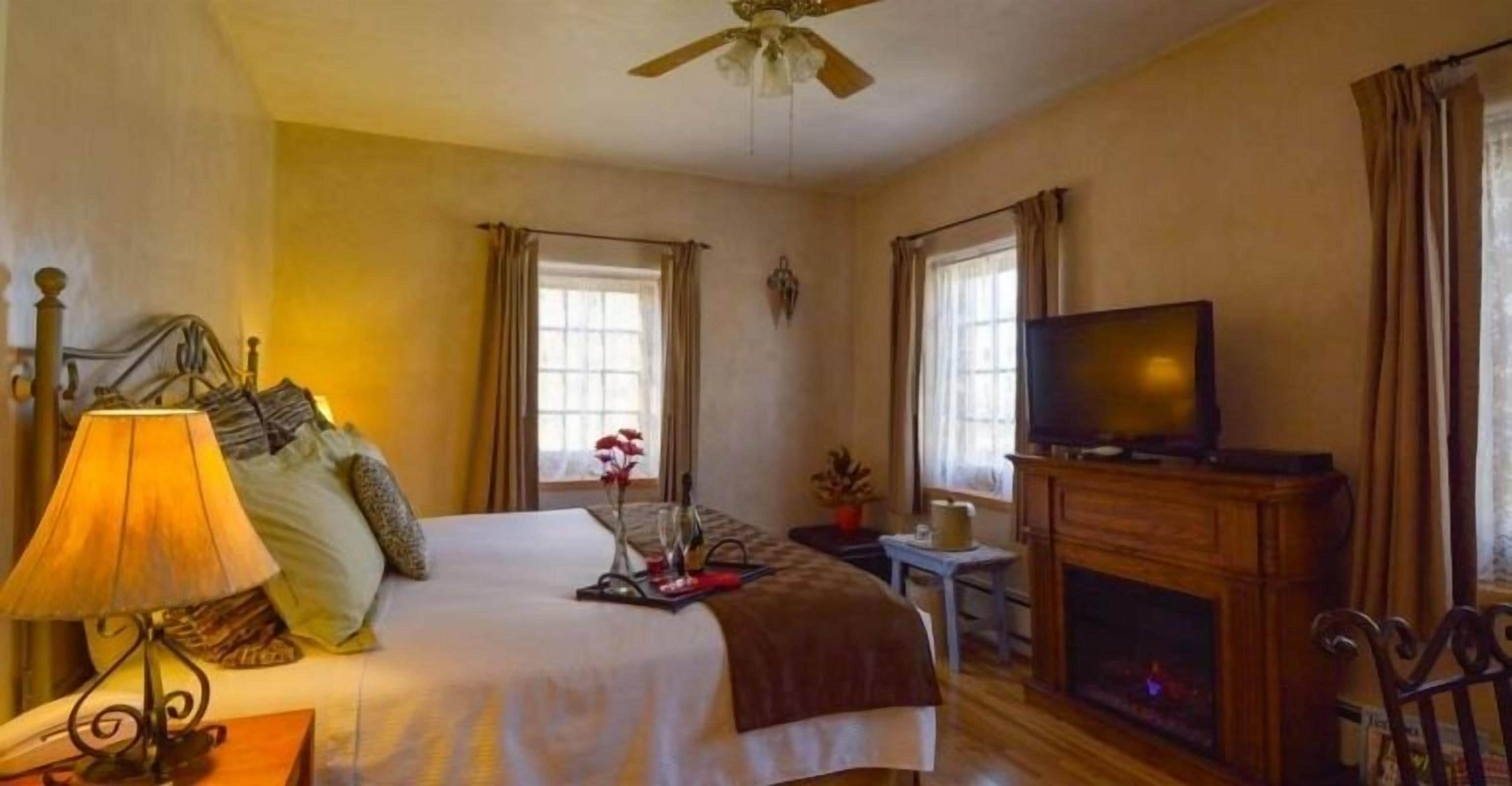 Habitación, 1 cama King size, para no fumadores | Camas con pillow-top, cortinas blackout y tabla de planchar con plancha 