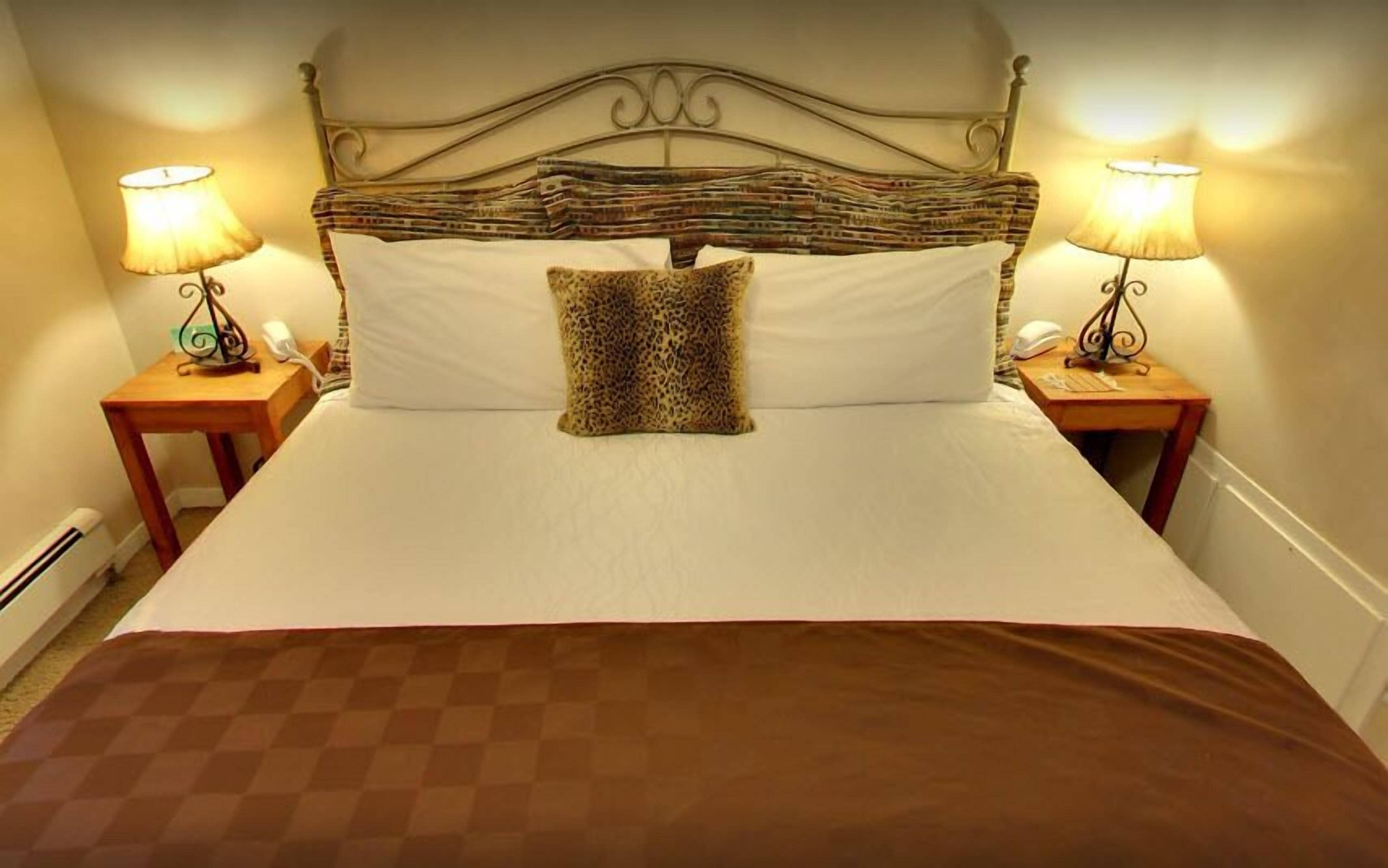 Deluxe Penthouse, 1 Bedroom, Non Smoking | Pillowtop beds, blackout drapes, iron/ironing board, WiFi (free)