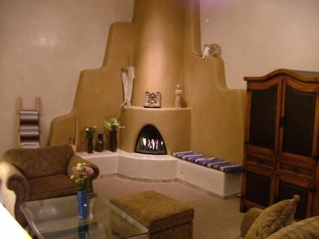 Pillowtop beds, blackout drapes, iron/ironing board, free WiFi. Hotel La Fonda Taos