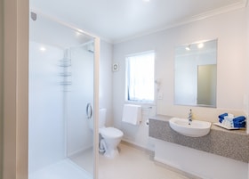 Apartamento, 2 quartos | Banheiro | Secador de cabelo, toalhas de banho