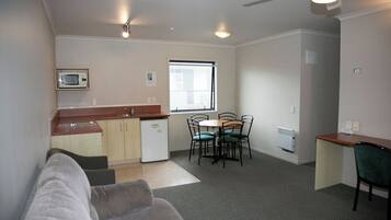 Appartement, 2 slaapkamers | Woonruimte | Een 32-inch flatscreentelevisie met digitale zenders en een televisie