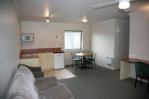 Apartment, 2 Bedrooms | Living area | 32-inch flat-screen TV with digital channels, TV, DVD player - Bella Vista Motel Hamilton (Hamilton)