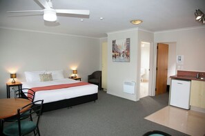 Caja de seguridad en la habitación, escritorio y cunas 