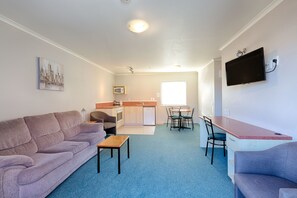 公寓, 2 間臥室 | 起居區 | 32-吋平面電視、數位頻道、電視、 DVD 播放機