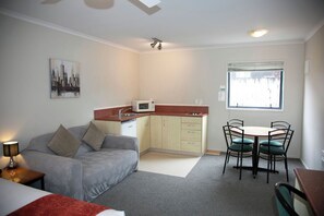 Executive Apartment, 1 Bedroom, Jetted Tub (Queen) | Living area | 32-inch flat-screen TV with digital channels, TV, DVD player - Bella Vista Motel Hamilton (Hamilton)