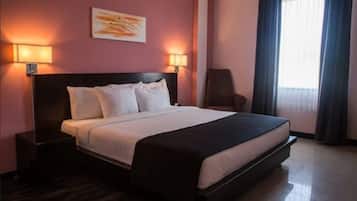 Deluxe Room, 1 Queen Bed | In-room safe, desk, blackout drapes, iron/ironing board