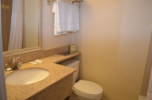 Standard Room, 1 King Bed | Bathroom