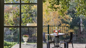 Se sirven comidas, cenas y cocina europea moderna con vista al jardín