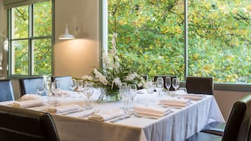 Se sirven comidas, cenas y cocina europea moderna con vista al jardín