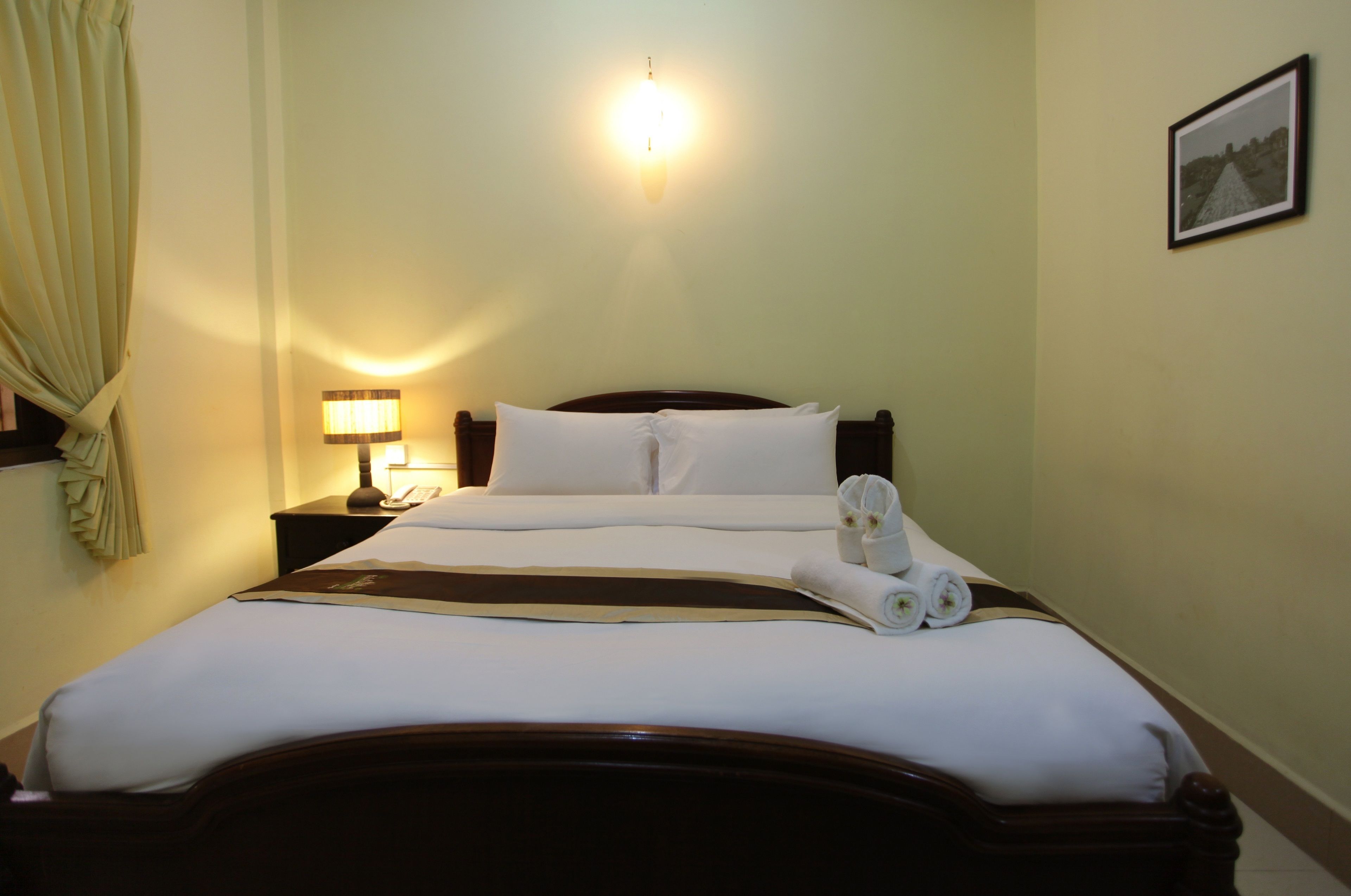 basic double or twin room, 1 king bed, non smoking, bathtub | pillow-top beds, in-room safe, individually decorated, desk