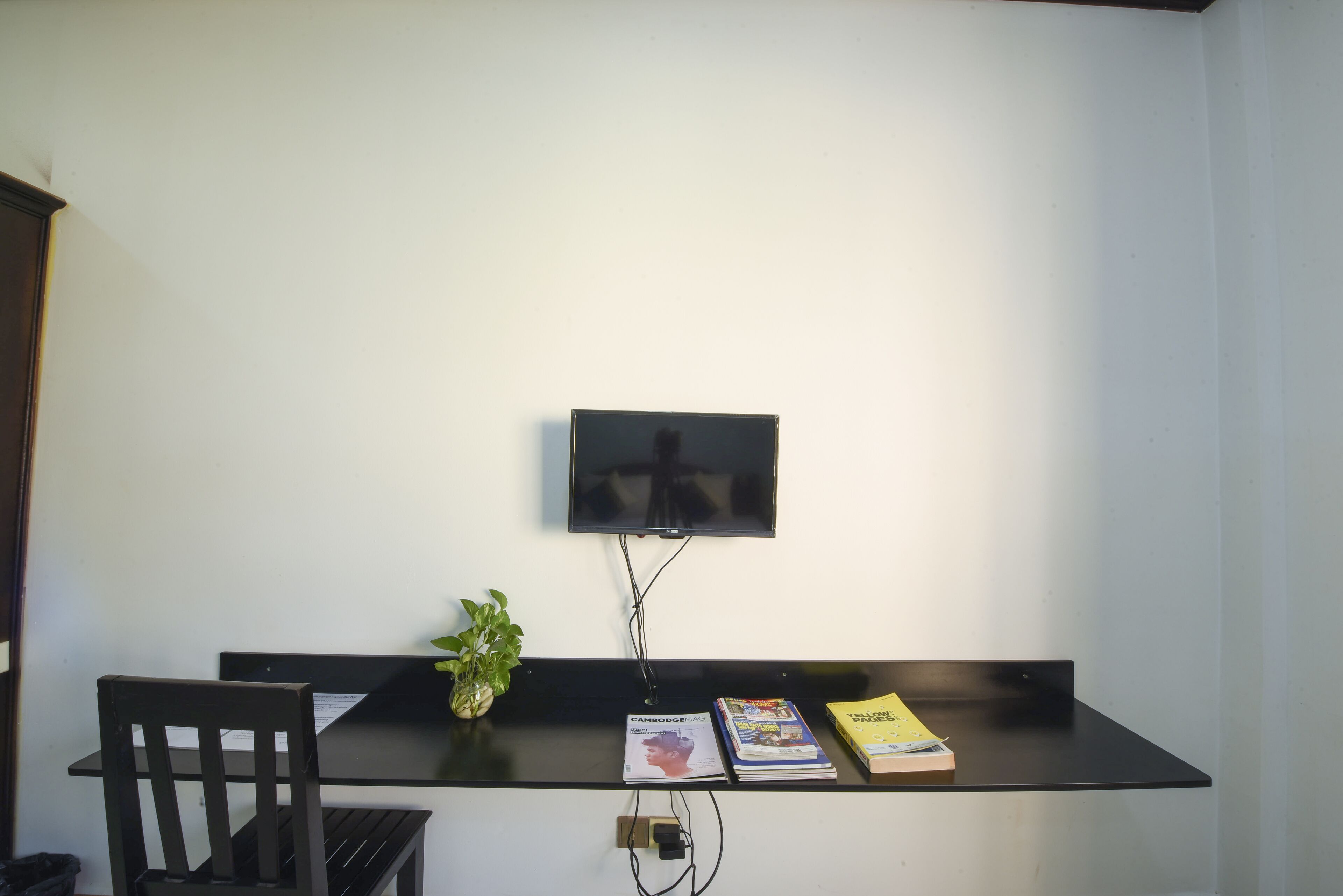 deluxe double room | television