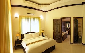 Colchones con pillow-top y caja de seguridad en la habitación