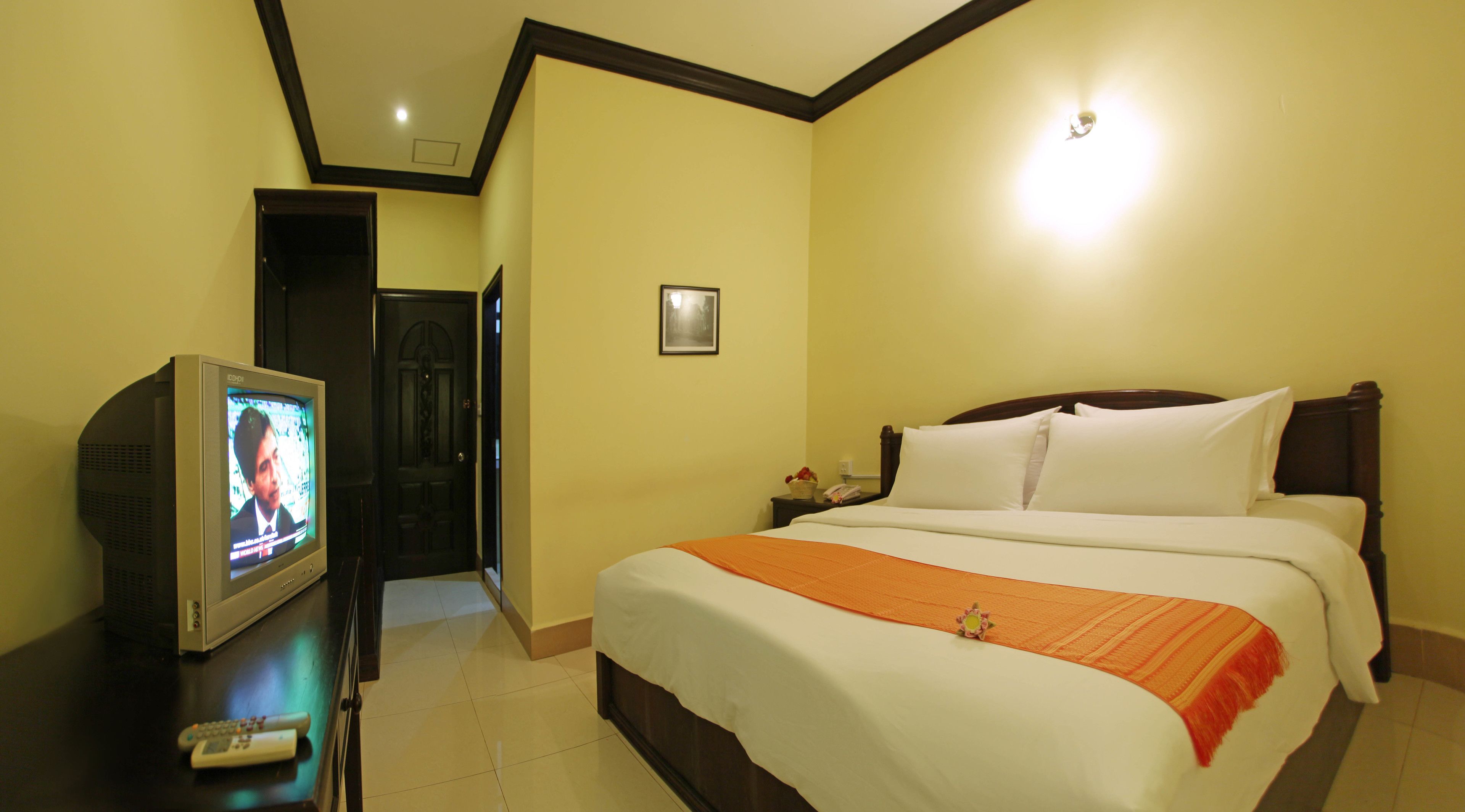 basic double or twin room, 1 king bed, non smoking, bathtub | pillow-top beds, in-room safe, individually decorated, desk