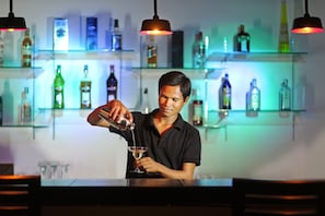 A bartender pouring a drink into a glass. - Thyda Villa (Siem Reap)