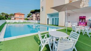 Seasonal outdoor pool, pool umbrellas, sun loungers - Hotel Adler  (Ravenna)