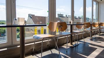 Tägliches Frühstücksbuffet (17.9 EUR pro Person)