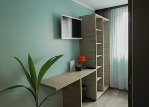 Escritorio, wifi gratis y ropa de cama 