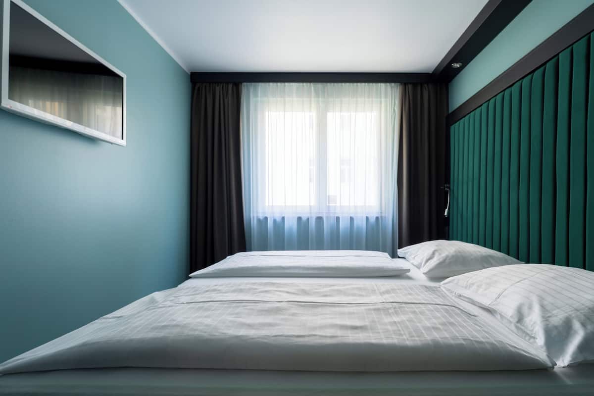 Escritorio, wifi gratis y ropa de cama