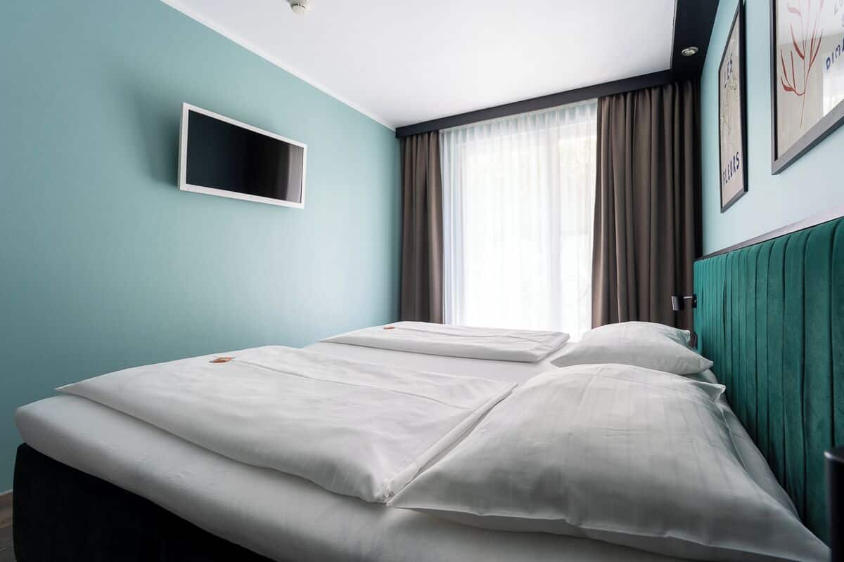 Escritorio, wifi gratis y ropa de cama