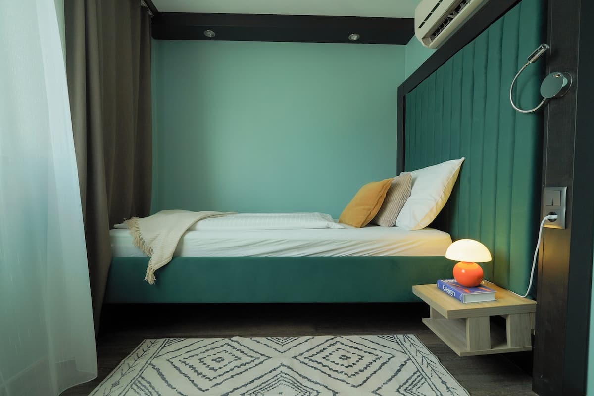Escritorio, wifi gratis y ropa de cama