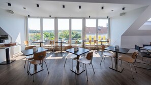 Desayuno buffet diario (EUR 17.9 por persona)