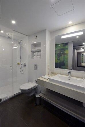 Shower, pengering rambut, jubah mandi, dan sandal