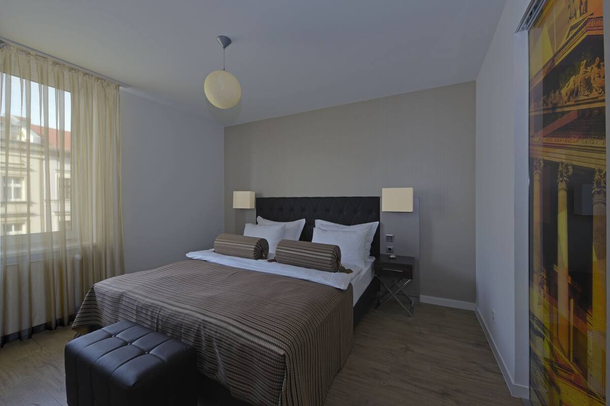 Hypo-allergenic bedding, minibar, in-room safe, desk